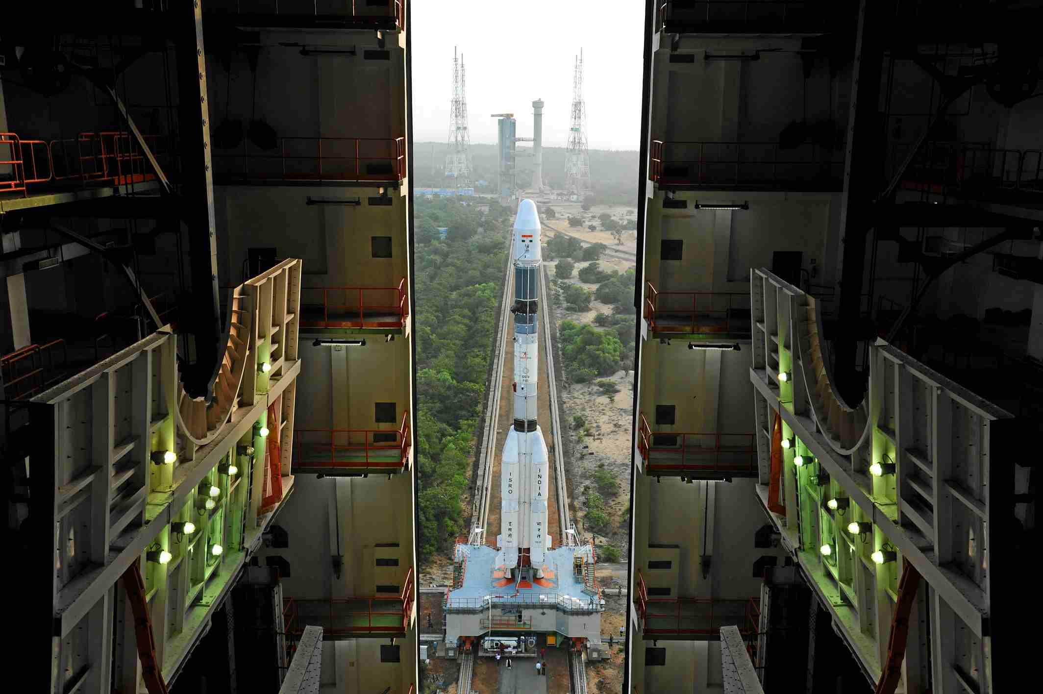 Images Wikimedia Commons/16 ISRO GSLV-F05_at Vehicle_Assembly_Building.jpg